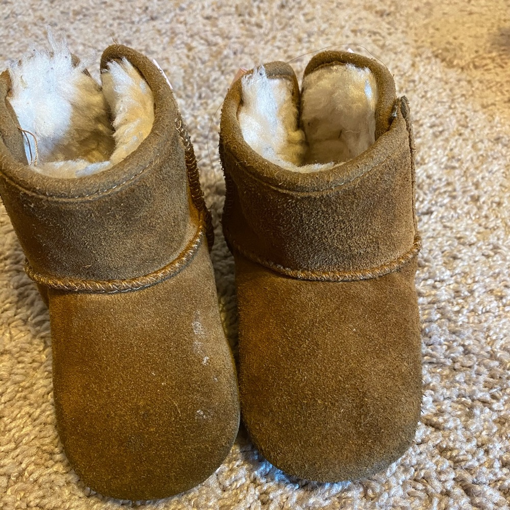 Baby girl uggs size 4/5